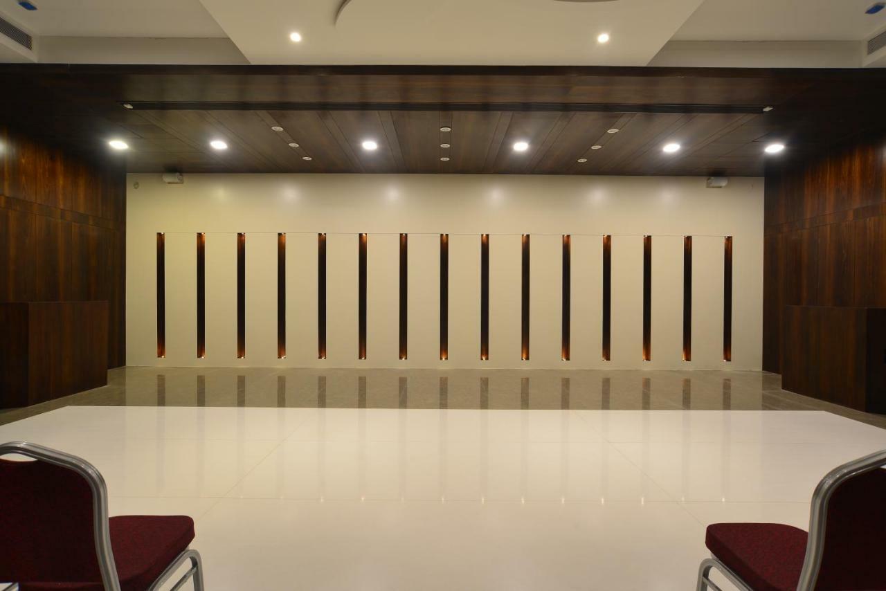Hotel Jhankar Palace Dhule Exterior photo