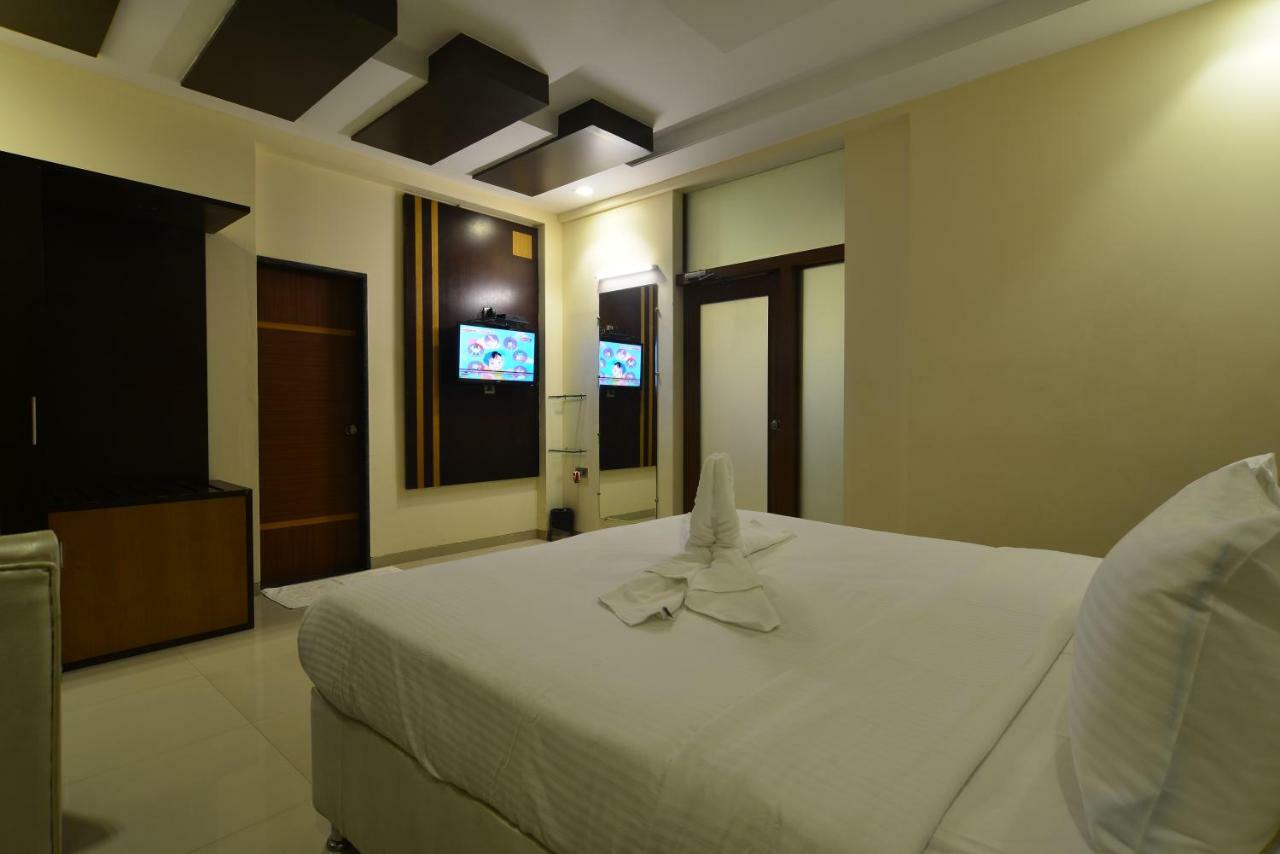 Hotel Jhankar Palace Dhule Exterior photo