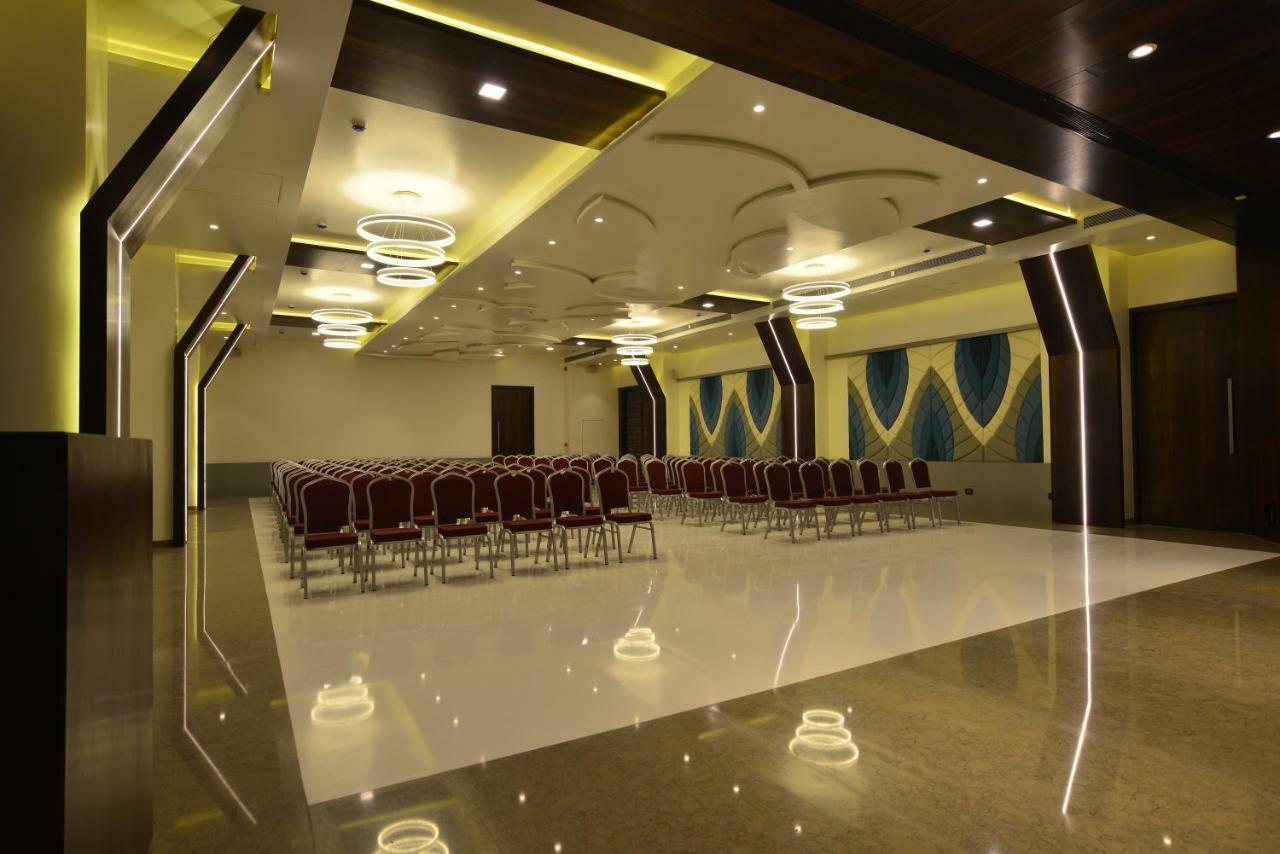 Hotel Jhankar Palace Dhule Exterior photo