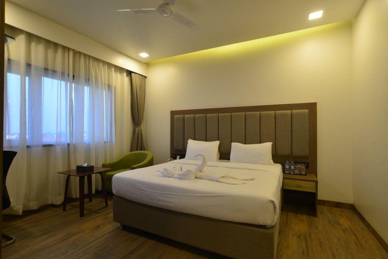 Hotel Jhankar Palace Dhule Exterior photo