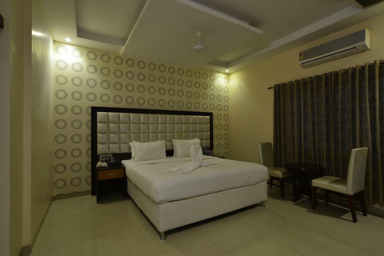 Hotel Jhankar Palace Dhule Exterior photo