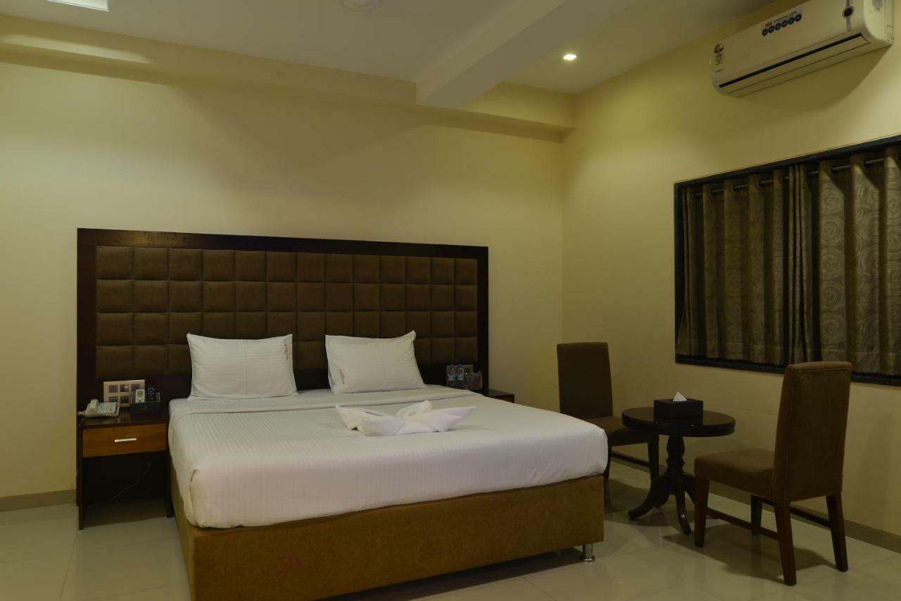 Hotel Jhankar Palace Dhule Exterior photo