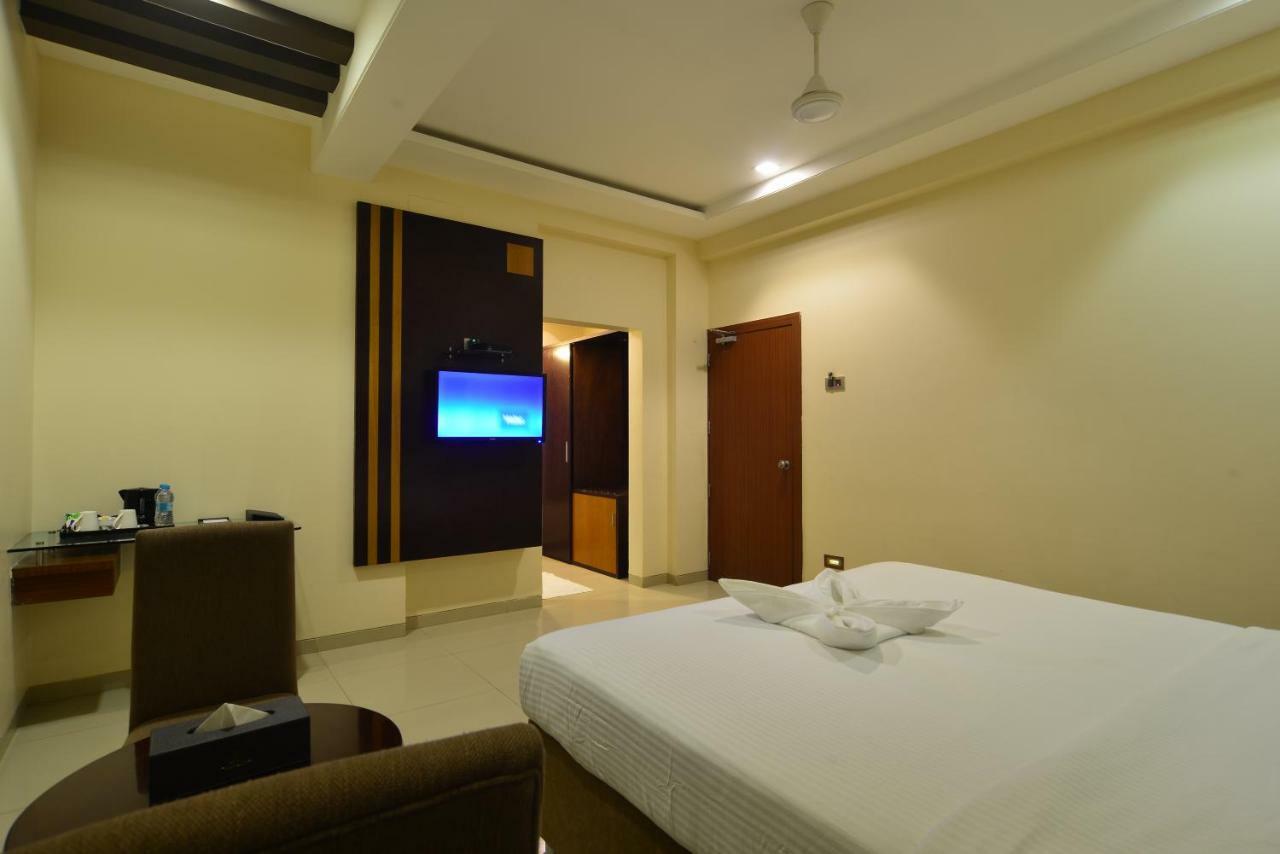Hotel Jhankar Palace Dhule Exterior photo